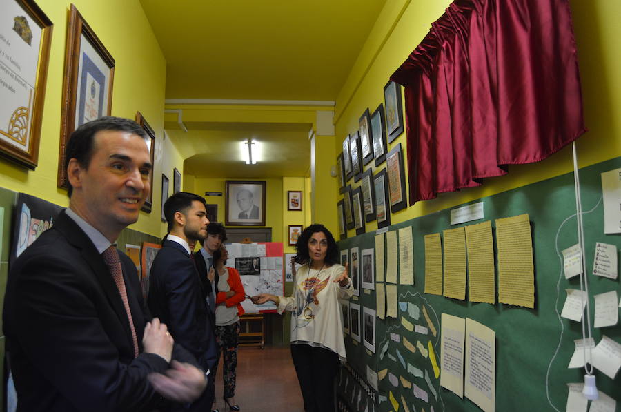 Emotivo homenaje póstumo a Aurelio Menéndez en el colegio público ibiense que lleva su nombre. Alumnos y vecinos arroparon a sus familiares, que descubrieron una placa conmemorativa en el centro y asistieron a un acto en el que Teresa Sanjurjo, directora de la Fundación Princesa de Asturias y el rector, Santiago García Granda, ensalzaron su figura. 