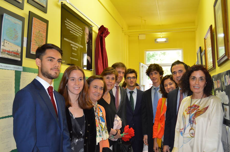 Emotivo homenaje póstumo a Aurelio Menéndez en el colegio público ibiense que lleva su nombre. Alumnos y vecinos arroparon a sus familiares, que descubrieron una placa conmemorativa en el centro y asistieron a un acto en el que Teresa Sanjurjo, directora de la Fundación Princesa de Asturias y el rector, Santiago García Granda, ensalzaron su figura. 