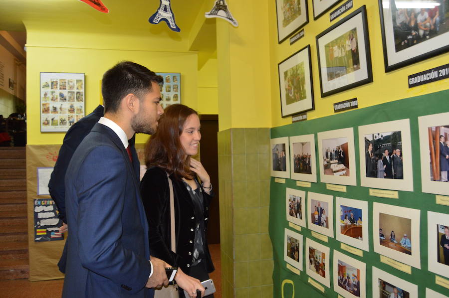 Emotivo homenaje póstumo a Aurelio Menéndez en el colegio público ibiense que lleva su nombre. Alumnos y vecinos arroparon a sus familiares, que descubrieron una placa conmemorativa en el centro y asistieron a un acto en el que Teresa Sanjurjo, directora de la Fundación Princesa de Asturias y el rector, Santiago García Granda, ensalzaron su figura. 