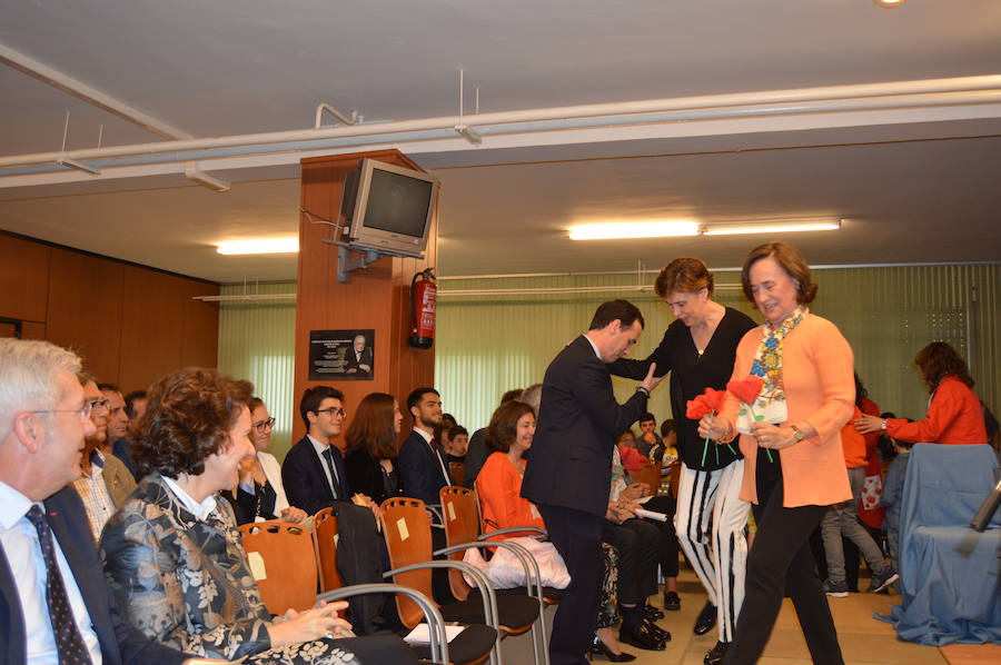 Emotivo homenaje póstumo a Aurelio Menéndez en el colegio público ibiense que lleva su nombre. Alumnos y vecinos arroparon a sus familiares, que descubrieron una placa conmemorativa en el centro y asistieron a un acto en el que Teresa Sanjurjo, directora de la Fundación Princesa de Asturias y el rector, Santiago García Granda, ensalzaron su figura. 