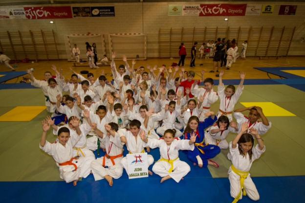 Judocas del Club Asalia Beya, con sus metales. :: E. C.