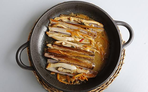 Imagen principal - Navajas en escabeche tibio de sidra (arriba), arroz negro meloso con sepia y ali oli de ajo negro (izquierda) y arroz al horno con pintarroja y papada ibérica.