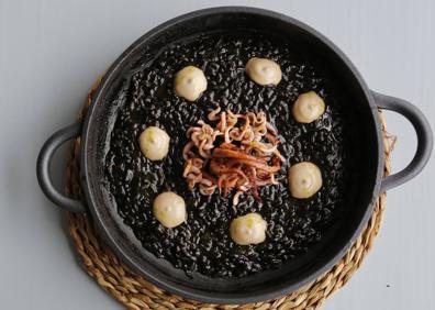 Imagen secundaria 1 - Navajas en escabeche tibio de sidra (arriba), arroz negro meloso con sepia y ali oli de ajo negro (izquierda) y arroz al horno con pintarroja y papada ibérica.