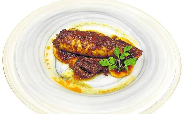 Chipirón relleno de carne picada de potro y rulo de cabra