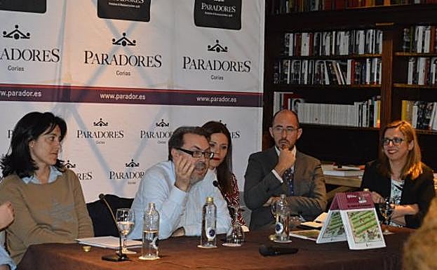 Premiado el libro 'El vino de Cangas', de Neto García del Castillo y Carolina Pelaz