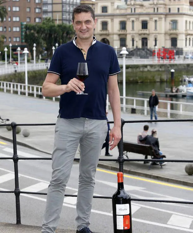 Rubén Provedo, con una botella y una copa de Bordón.