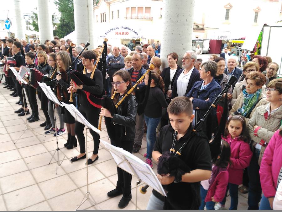 El certamen incluye una recreación de un antiguo establo, con elementos tradicionales así como una de las primeras ordeñadoras que existieron en la región. Entre los estands, productos novedosos, como robots y utensilios de cocina de última generación. También un puesto de orquídeas.