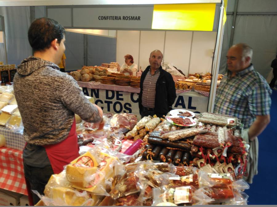 El certamen incluye una recreación de un antiguo establo, con elementos tradicionales así como una de las primeras ordeñadoras que existieron en la región. Entre los estands, productos novedosos, como robots y utensilios de cocina de última generación. También un puesto de orquídeas.