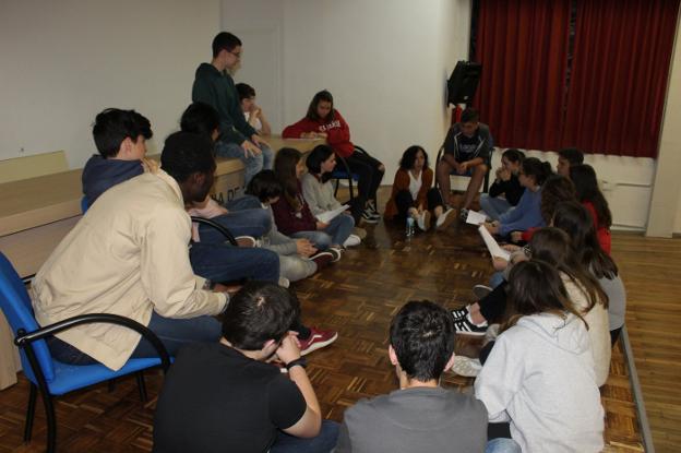 La experta en Igualdad Carmen Ruiz, en el taller que impartió con los alumnos del instituto Víctor García de la Concha. 