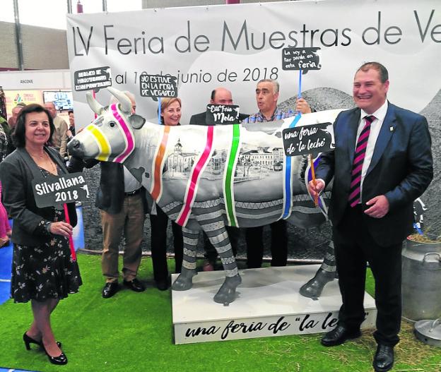 La consejera con los alcaldes de Avilés, Tapia, Castropol y Vegadeo, junto a la vaca en el 'photocall' de la feria. 