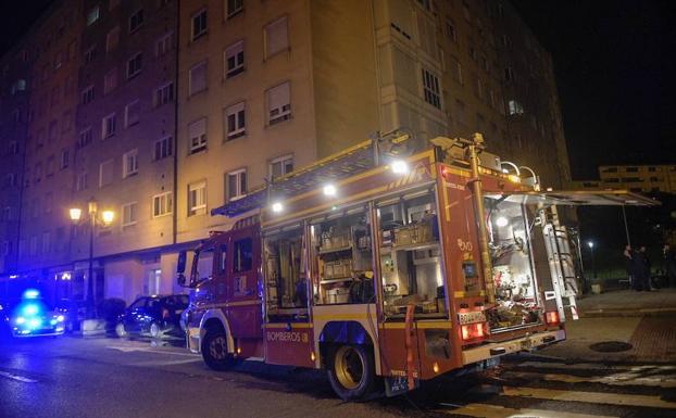 Un camión de bomberos, en el lugar de los hechos.