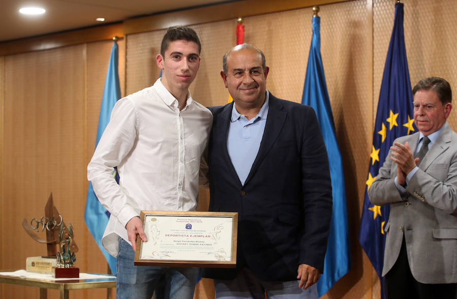 El presidente del Club Balonmano Base Oviedo recibe el galardón Amor al Deporte