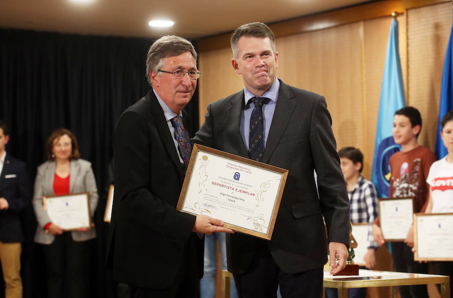 El presidente del Club Balonmano Base Oviedo recibe el galardón Amor al Deporte