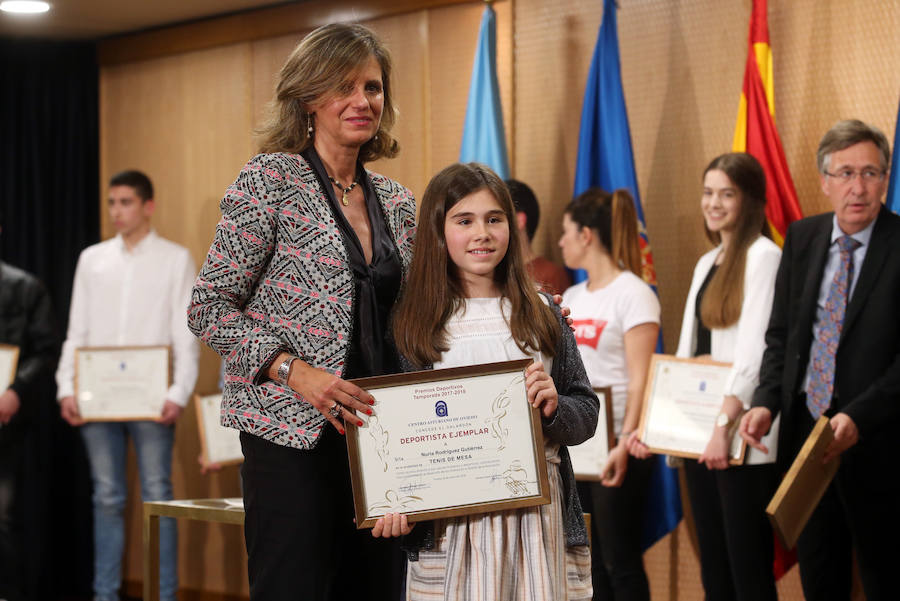El presidente del Club Balonmano Base Oviedo recibe el galardón Amor al Deporte