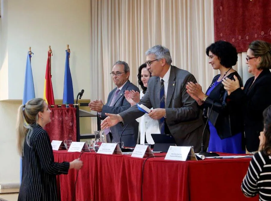 En el acto también se han entregado reconocimientos a los profesores jubilados este curso académico y se han impuesto las becas a los estudiantes que se gradúan este curso