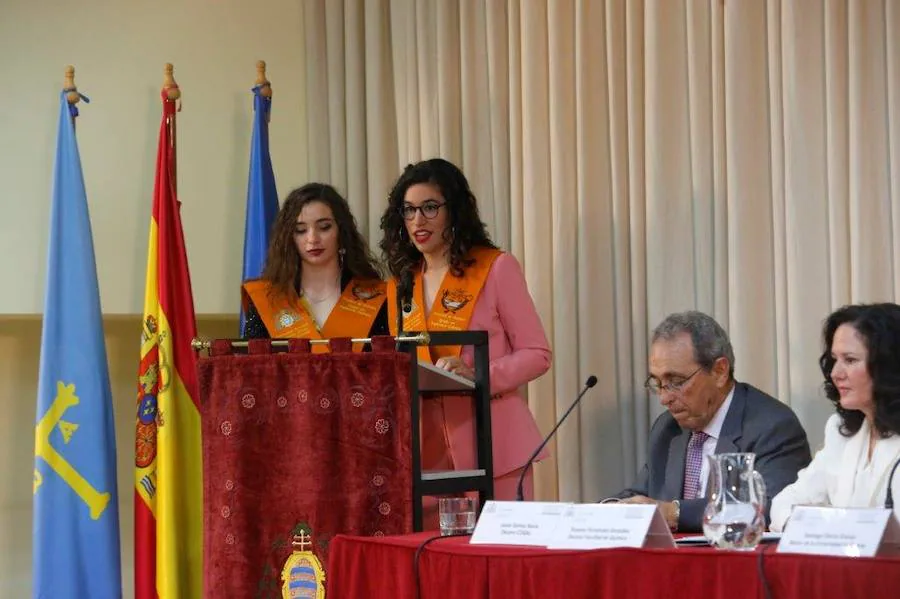 En el acto también se han entregado reconocimientos a los profesores jubilados este curso académico y se han impuesto las becas a los estudiantes que se gradúan este curso