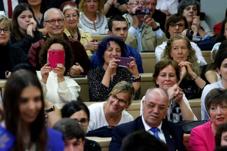 En el acto también se han entregado reconocimientos a los profesores jubilados este curso académico y se han impuesto las becas a los estudiantes que se gradúan este curso