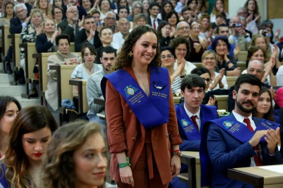 En el acto también se han entregado reconocimientos a los profesores jubilados este curso académico y se han impuesto las becas a los estudiantes que se gradúan este curso