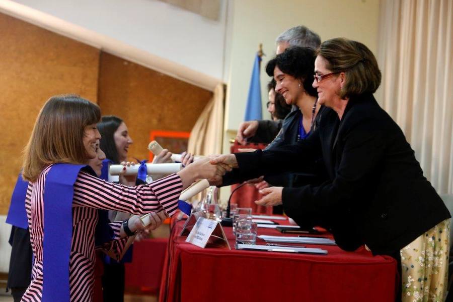 En el acto también se han entregado reconocimientos a los profesores jubilados este curso académico y se han impuesto las becas a los estudiantes que se gradúan este curso