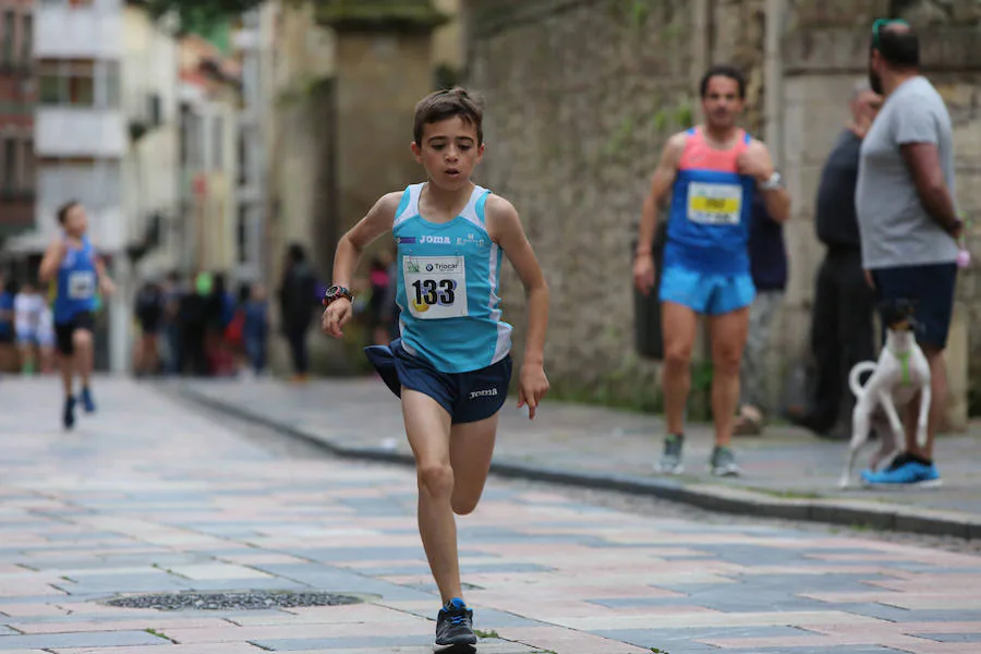 Un millar de atletas se dieron cita en una carrera marcada por la lluvia