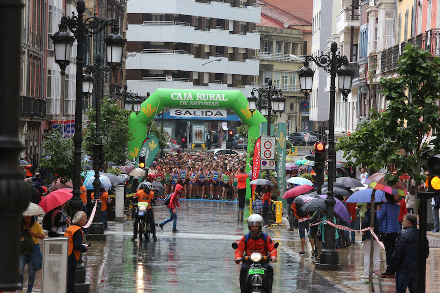 Un millar de atletas se dieron cita en una carrera marcada por la lluvia