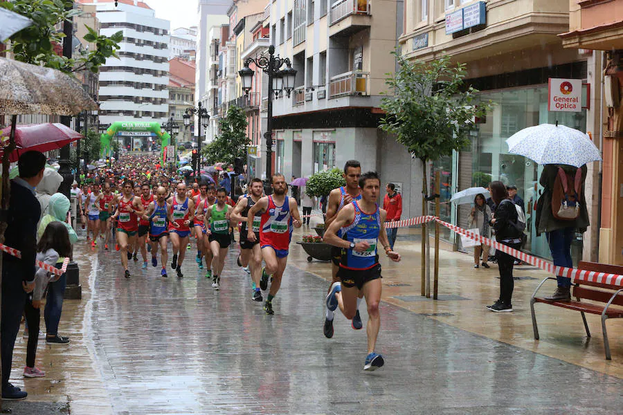 Un millar de atletas se dieron cita en una carrera marcada por la lluvia