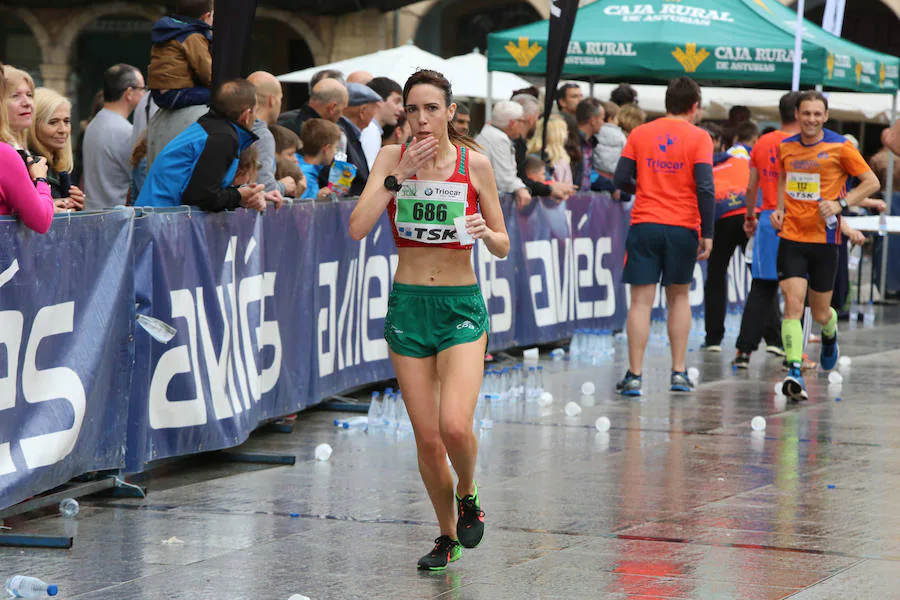 Un millar de atletas se dieron cita en una carrera marcada por la lluvia