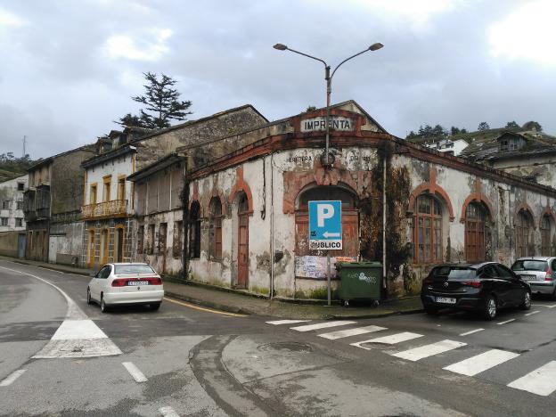 Fachada principal del inmueble de la imprenta de Luarca. 