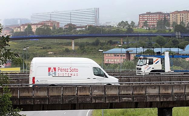 Urbanismo propone desplazar la glorieta del bulevar y desmontar el 'scalextric' del HUCA