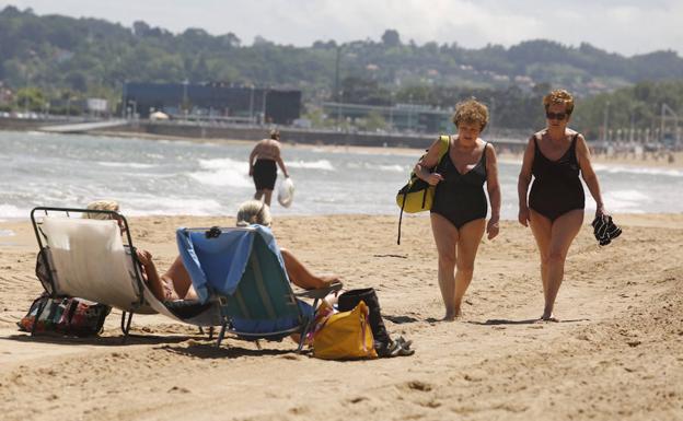 El buen tiempo ha animado a la gente a disfrutar de la playa de San Lorenzo.