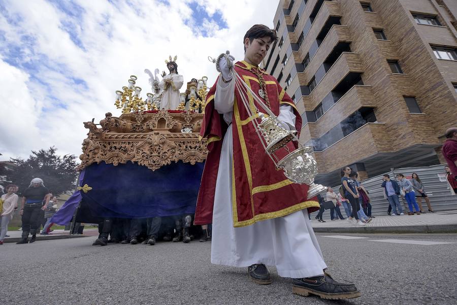 La Hermandad de los Estudiantes procesionó con la imagen de Jesús de la Sentencia por las calles de la capital asturiana