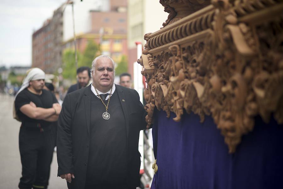 La Hermandad de los Estudiantes procesionó con la imagen de Jesús de la Sentencia por las calles de la capital asturiana