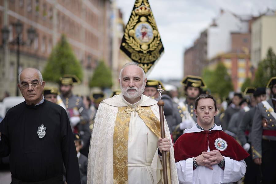 La Hermandad de los Estudiantes procesionó con la imagen de Jesús de la Sentencia por las calles de la capital asturiana