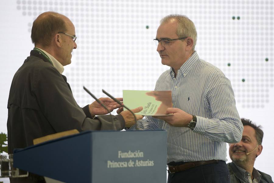Representantes de todos los lugares reconocidos como Pueblo Ejemplar de Asturias se han dado cita en Bueño, galardonado en el año 2012, en el marco del encuentro que cada año promueve la Fundación Princesa de Asturias. Las palabras de la directora, Teresa Sanjurjo, y una ponencia sobre hórreos han abierto la jornada. 
