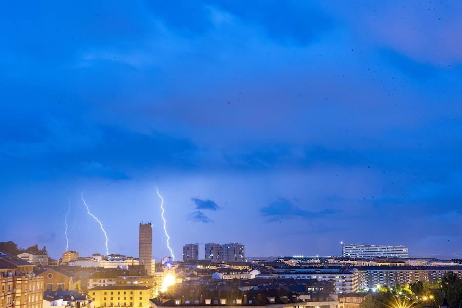 Desde última hora de la tarde la lluvia y los relámpagos se han convertido en protagonistas en buena parte del Principado