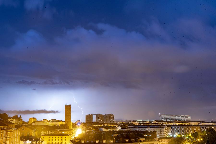 Desde última hora de la tarde la lluvia y los relámpagos se han convertido en protagonistas en buena parte del Principado