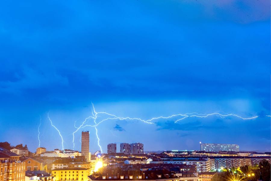 Desde última hora de la tarde la lluvia y los relámpagos se han convertido en protagonistas en buena parte del Principado