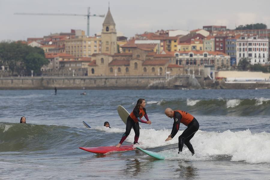 Tras dos días cerrada por vertidos, el Ayuntamiento de Gijón ha izado la bandera verde en la playa de San Lorenzo en un día de tiempo agradable que ha animado a numerosos vecinos y visitantes a acercarse al arenal.