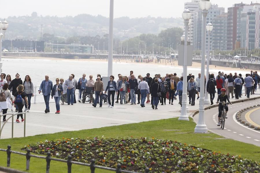 Tras dos días cerrada por vertidos, el Ayuntamiento de Gijón ha izado la bandera verde en la playa de San Lorenzo en un día de tiempo agradable que ha animado a numerosos vecinos y visitantes a acercarse al arenal.