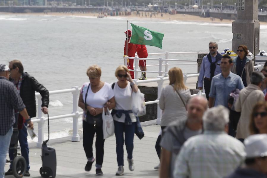 Tras dos días cerrada por vertidos, el Ayuntamiento de Gijón ha izado la bandera verde en la playa de San Lorenzo en un día de tiempo agradable que ha animado a numerosos vecinos y visitantes a acercarse al arenal.