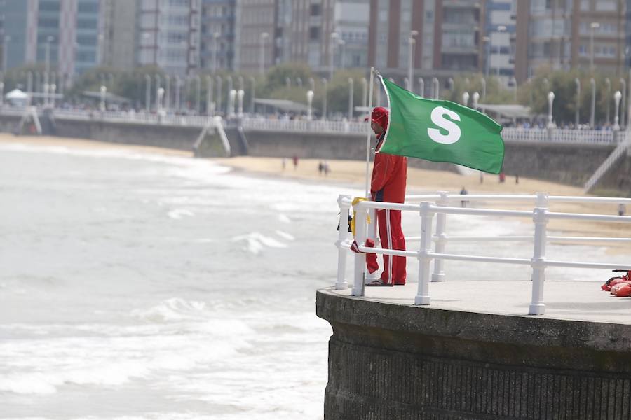 Tras dos días cerrada por vertidos, el Ayuntamiento de Gijón ha izado la bandera verde en la playa de San Lorenzo en un día de tiempo agradable que ha animado a numerosos vecinos y visitantes a acercarse al arenal.