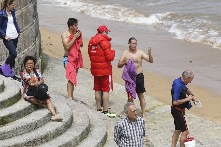 Tras dos días cerrada por vertidos, el Ayuntamiento de Gijón ha izado la bandera verde en la playa de San Lorenzo en un día de tiempo agradable que ha animado a numerosos vecinos y visitantes a acercarse al arenal.