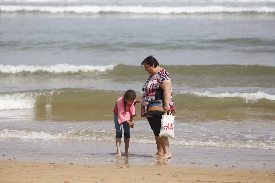 Tras dos días cerrada por vertidos, el Ayuntamiento de Gijón ha izado la bandera verde en la playa de San Lorenzo en un día de tiempo agradable que ha animado a numerosos vecinos y visitantes a acercarse al arenal.