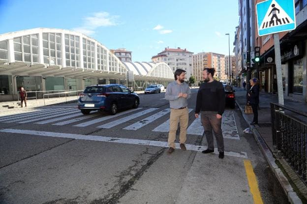 Javier Pintado y David Fernández Suco, en el tramo de la calle Alcalde Parrondo donde está prevista la reforma. 