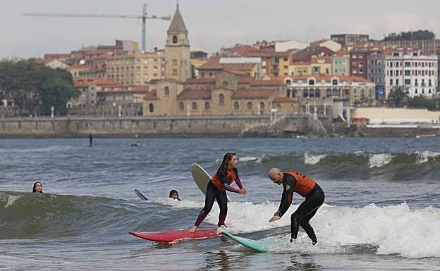 Los surfistas no han dudado en disfrutar de las aguas de San Lorenzo.