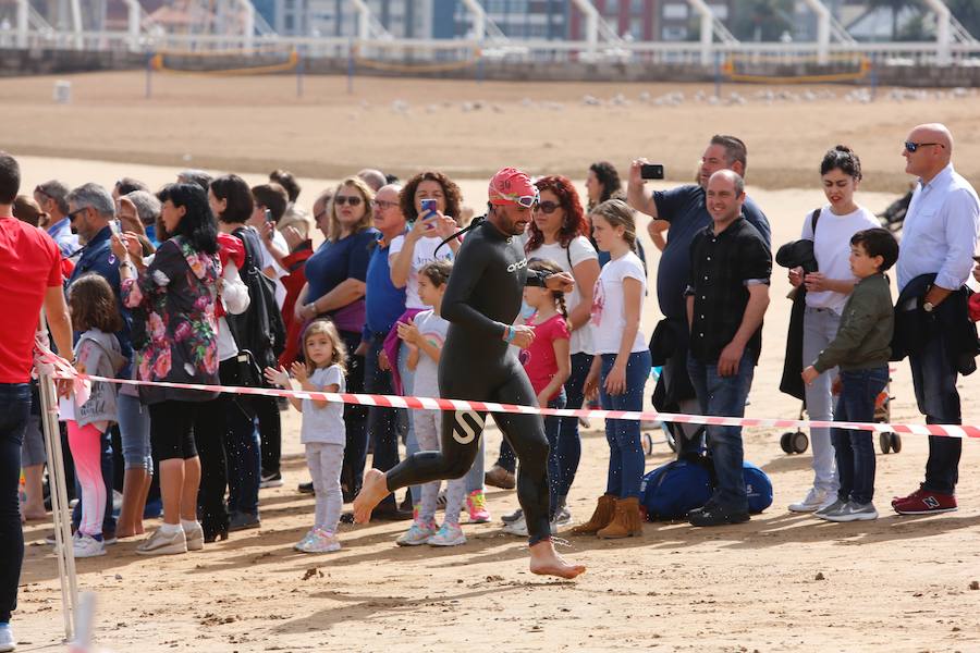 Un total de 450 deportistas se han dado cita en el Santander Triatlón Series, disputado en la zona de la playa de Poniente. Es una de las pruebas puntuables de la Liga del Academia Civil-CNSO.