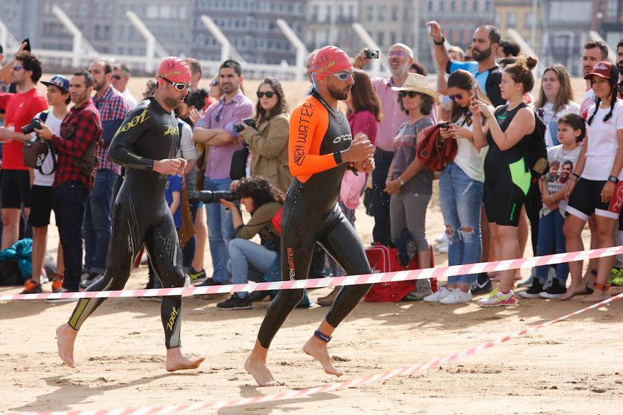 Un total de 450 deportistas se han dado cita en el Santander Triatlón Series, disputado en la zona de la playa de Poniente. Es una de las pruebas puntuables de la Liga del Academia Civil-CNSO.