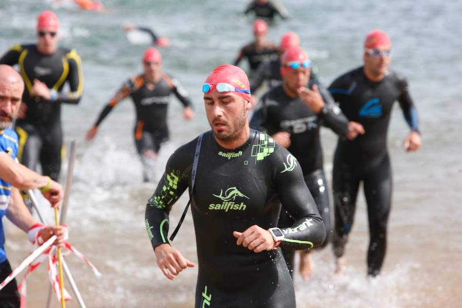 Un total de 450 deportistas se han dado cita en el Santander Triatlón Series, disputado en la zona de la playa de Poniente. Es una de las pruebas puntuables de la Liga del Academia Civil-CNSO.