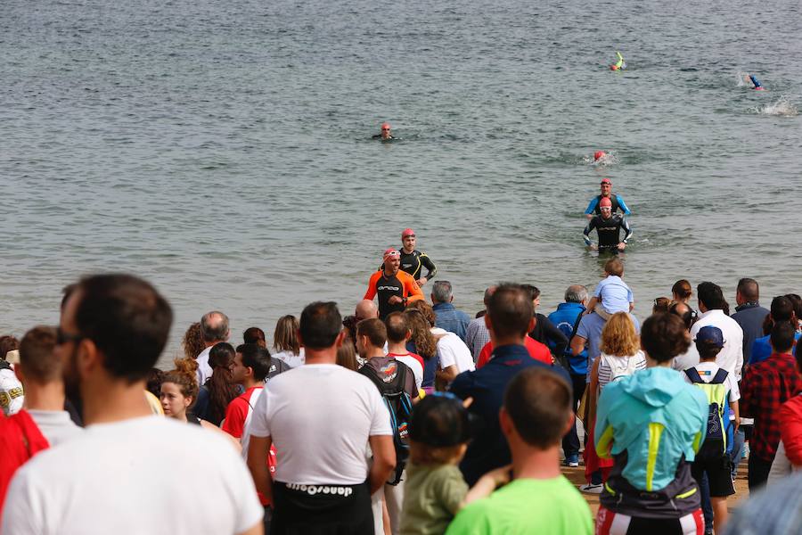 Un total de 450 deportistas se han dado cita en el Santander Triatlón Series, disputado en la zona de la playa de Poniente. Es una de las pruebas puntuables de la Liga del Academia Civil-CNSO.