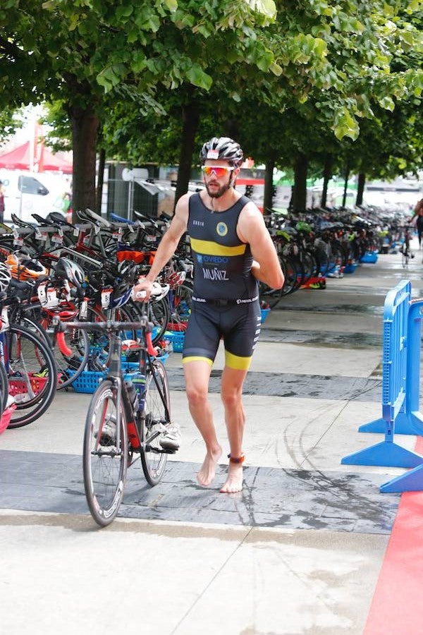 Un total de 450 deportistas se han dado cita en el Santander Triatlón Series, disputado en la zona de la playa de Poniente. Es una de las pruebas puntuables de la Liga del Academia Civil-CNSO.